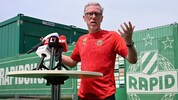 Neo-Trainer Peter Stöger zeigte sich bei seinem Start bestens gelaunt