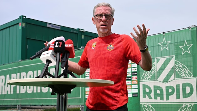 Neo-Trainer Peter Stöger zeigte sich bei seinem Start bestens gelaunt