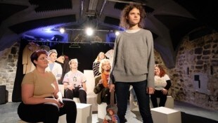 Zwölf Jugendliche stehen in dem sozialkritischen Stück „Ein Rat“ auf der Bühne des Kultur- ...