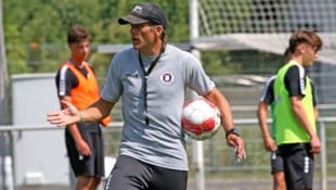 Trainer Rolf Landerl bat bei Austria Klagenfurt zum Trainingsauftakt.