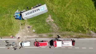 Nicht nur der Fahrer wurde schwer verletzt, auch am Sattelzug entstand größerer Schaden.