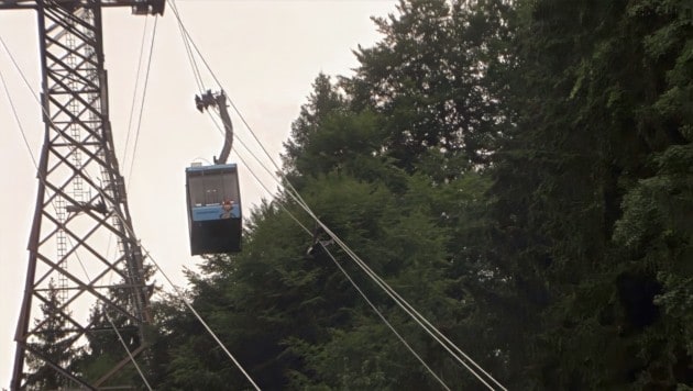 Eine der zwei Gondeln, die aktuell bei der Dornbirner Karrenseilbahn festsitzen.