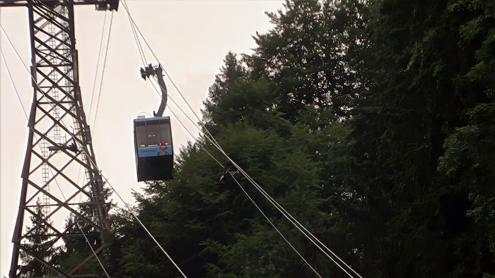 Eine der zwei Gondeln, die aktuell bei der Dornbirner Karrenseilbahn festsitzen.