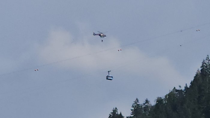 Ein Polizeihubschrauber fliegt immer wieder zur Gondel.