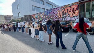 Symbolisch haben es die Schülerinnen und Schüler des BORG Dreierschützengasse eindrucksvoll ...