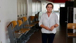 Liane Strohmaier vor einer Klasse, in der die Tat stattfand.