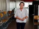 Liane Strohmaier vor einer Klasse, in der die Tat stattfand