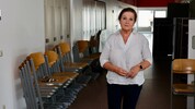 Liane Strohmaier vor einer Klasse, in der die Tat stattfand