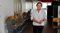 Liane Strohmaier vor einer Klasse, in der die Tat stattfand