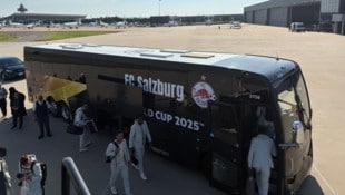 Der Teambus wartete bereits auf dem Flughafen.