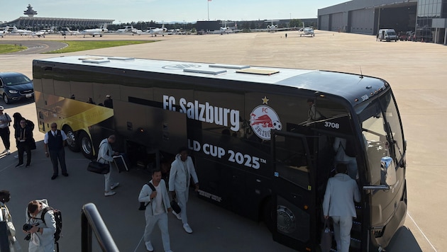 Der Teambus wartete bereits auf dem Flughafen.