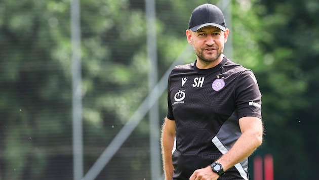 Trainer Stephan Helm startete am Montag mit seiner Austria in die Vorbereitung.