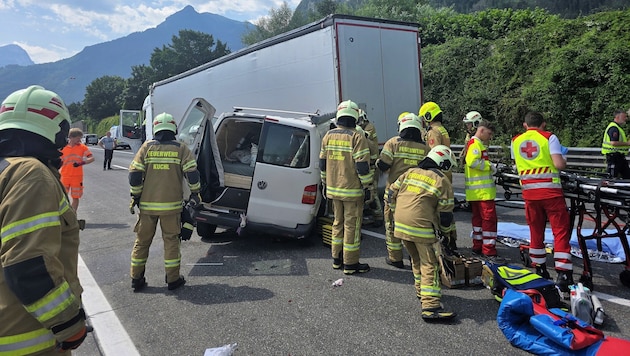 Nahezu ungebremst krachte der Kleinbus in den Lkw.