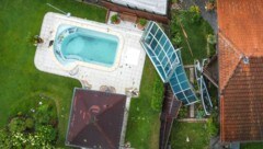 Diese Swimmingpool-Abdeckung wurde in Gunskirchen verweht