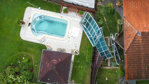 Diese Swimmingpool-Abdeckung wurde in Gunskirchen verweht
