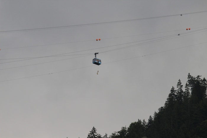 Ab 19.12 Uhr konnten die festsitzenden Passagiere 80 Meter tief in bewaldetes Gebiet abgeseilt ...