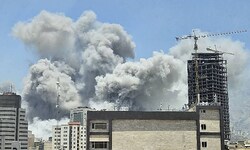 Nach einem Angriff Israels im Juni steigt Rauch über einem Gebäude in Irans Hauptstadt Teheran ...