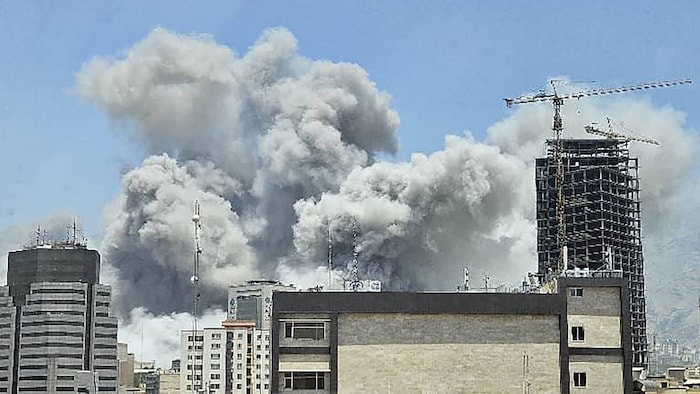 Aufsteigender Rauch nach einem israelischen Luftangriff in Teheran