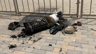 Eine von der Luftabwehr abgefangene iranische Rakete in Doha: Bis auf solche Trümmer sind keine ...