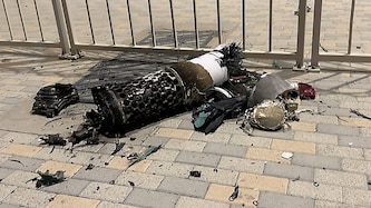 Eine von der Luftabwehr abgefangene iranische Rakete in Doha: Bis auf solche Trümmer sind keine ...
