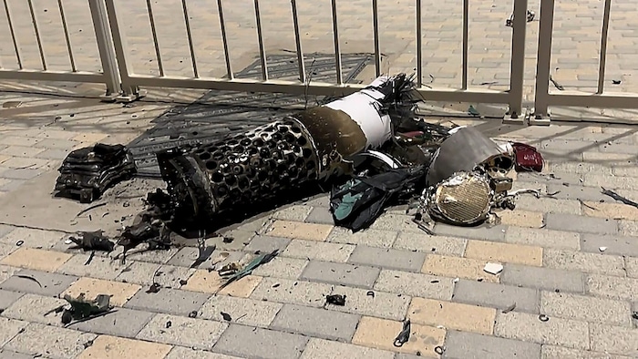 Eine von der Luftabwehr abgefangene iranische Rakete in Doha: Bis auf solche Trümmer sind keine ...