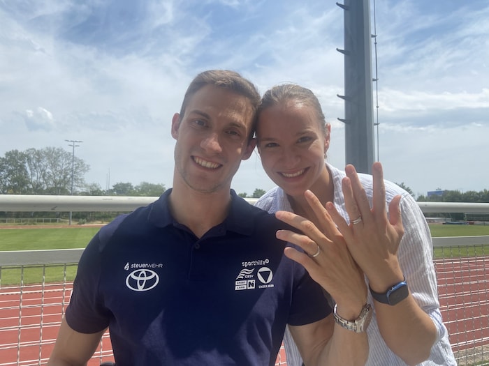 Andreas und Leni Ernhofer zeigten beim Talent Day in der Südstadt stolz ihre Eheringe.