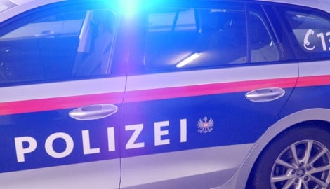 Die Beamten fanden bei der Hausdurchsuchung eine Schreckschusswaffe unter dem Bett versteckt.