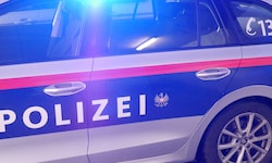 Die Angreifer sollen den 32-Jährigen mit Faustschlägen und Pfefferspray attackiert und ...