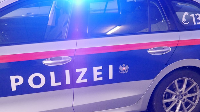 Die Beamten fanden bei der Hausdurchsuchung eine Schreckschusswaffe unter dem Bett versteckt.