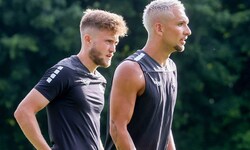 Mathew Collins (li.) läuft künftig fix für Austria Salzburg auf.