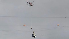 Die 19 Fahrgäste mussten stundenlang in der Gondel ausharren und wurden dann abgeseilt.