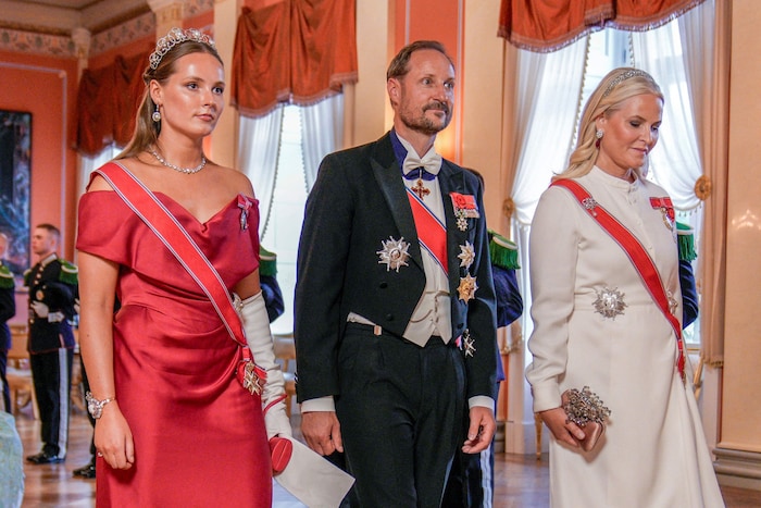 Die 20-jährige Prinzessin kombinierte das skulpturale Kleid mit einer beeindruckenden Auswahl an ...