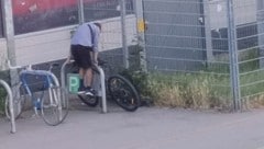 Mit purer Gewalt versucht der Slowake verzweifelt, das Rad vom Bügel zu bekommen.