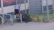 Mit purer Gewalt versucht der Slowake verzweifelt, das Rad vom Bügel zu bekommen.
