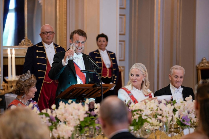 Frankreichs Präsident Emmanuel Macron (2. v. l.) hält während des Galadinners im Königspalast in ...
