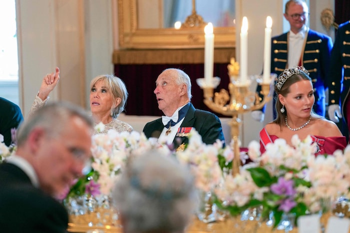 Brigitte Macron im Gespräch mit König Harald