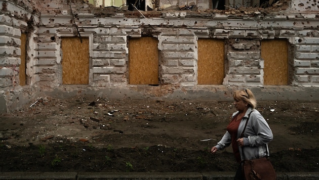 Ein durch den russischen Angriffskrieg beschädigtes Gebäude in Sumy (Symbolbild)
