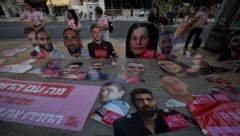 Israelische Unterstützer der Geiselfamilien protestieren in Tel Aviv für ein Ende des Krieges ...