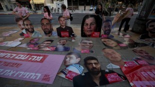 Israelische Unterstützer der Geiselfamilien protestieren in Tel Aviv für ein Ende des Krieges ...