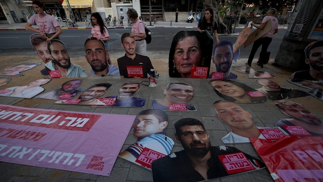 Israelische Unterstützer der Geiselfamilien protestieren in Tel Aviv für ein Ende des Krieges ...