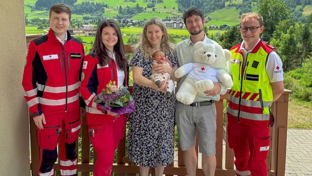 Das Rettungsteam des Roten Kreuzes besuchte Matilda und ihre Familie.