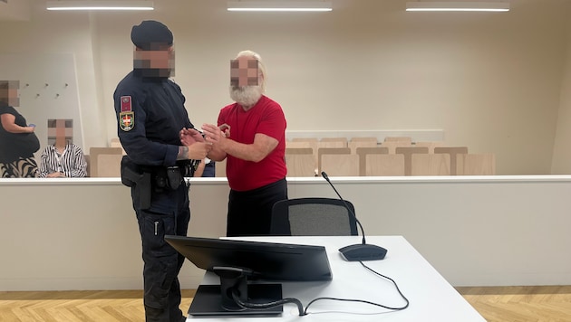 Bei seinem zweiten Mordversuchsprozess taucht der „Wiener Weihnachtsmann“ fast klischeehaft in ...