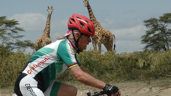 Solche Zuschauer gibt es nur in Afrika - Herbert Lackner radelte in Kenia allen davon.