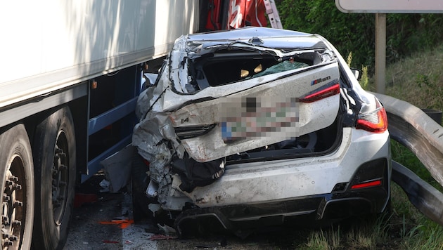 Der BMW wurde zerquetscht, der Fahrer nur leicht verletzt
