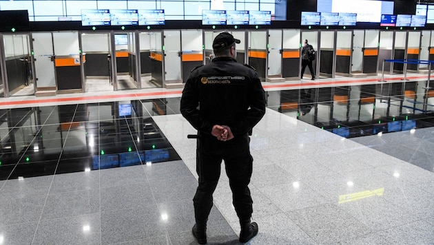 Die Polizei ermittelt nach einem Gewaltausbruch am Flughafen Scheremetjewo in Moskau. ...