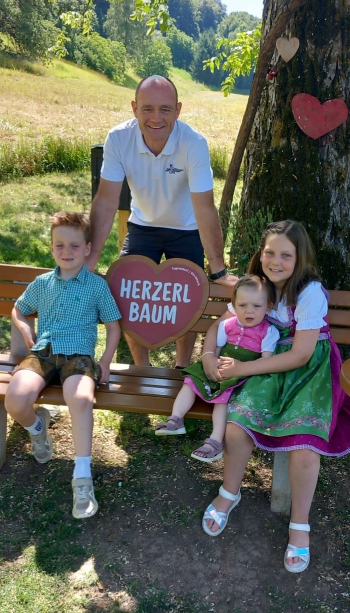 Christian Reicht hat nun die Pflege des Herzerlbaums übernommen.