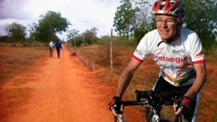 Über staubige Straßen radelte der 85-jährige Herbert Lackner zum Sieg. 