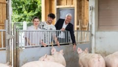 Spar-Chef Hans K. Reisch (re.) ist begeistert vom Engagement seiner Lehrlinge Angela und Toprak.