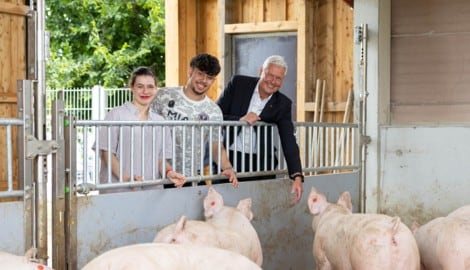 Spar-Chef Hans K. Reisch (re.) ist begeistert vom Engagement seiner Lehrlinge Angela und Toprak.