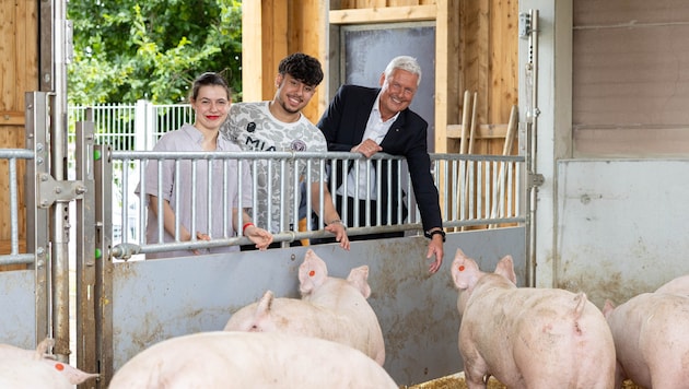 Spar-Chef Hans K. Reisch (re.) ist begeistert vom Engagement seiner Lehrlinge Angela und Toprak.